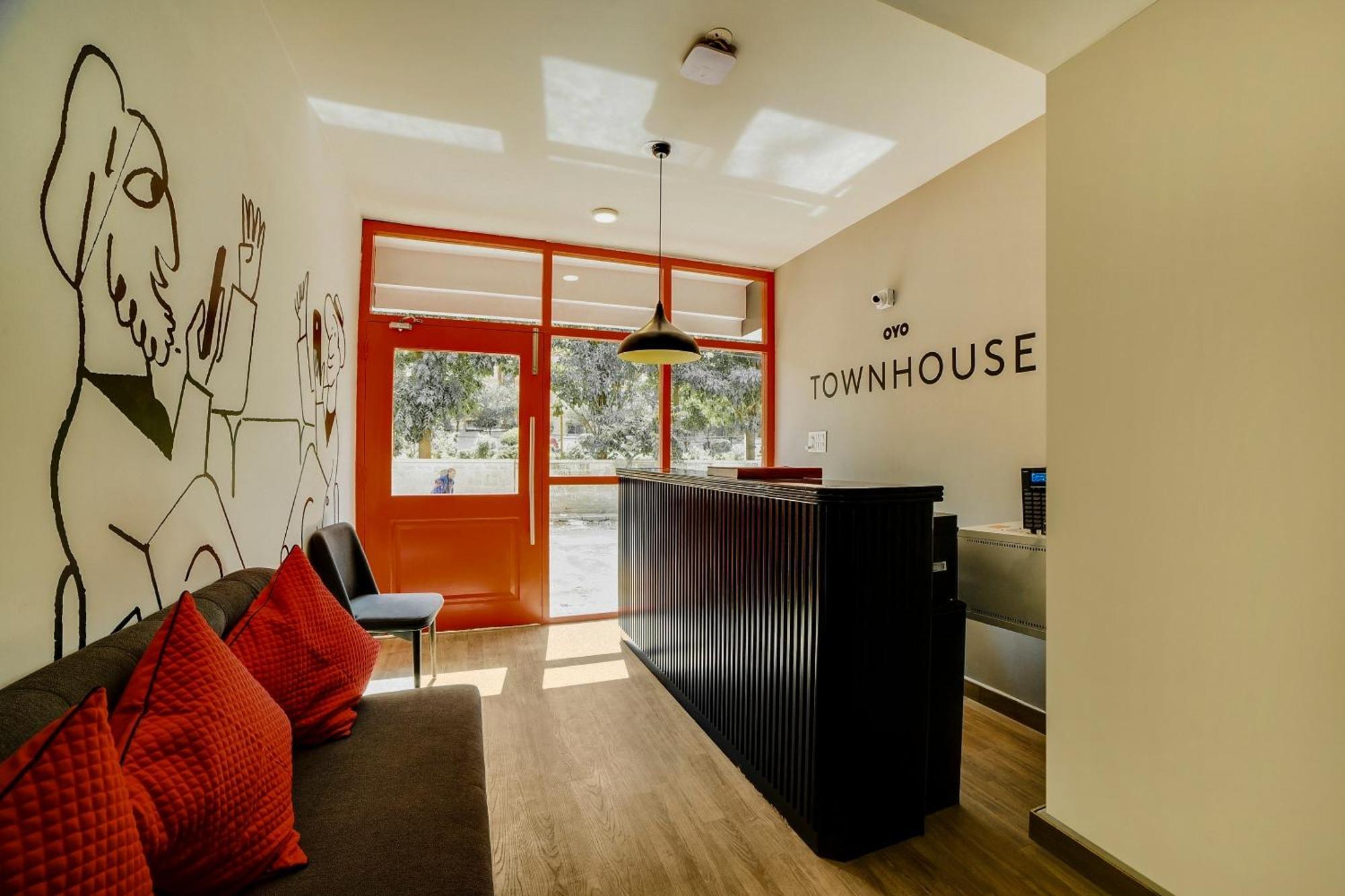 Townhouse Sarvar Hospitality Near Ascendas Park Square Mall Bangalore Extérieur photo